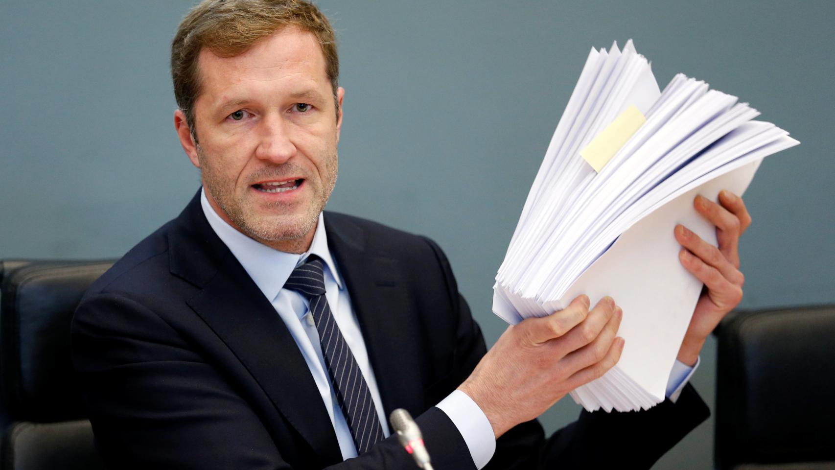 El presidente de Valonia, Paul Magnette, explica su negativa al CETA en el debate ante su parlamento regional