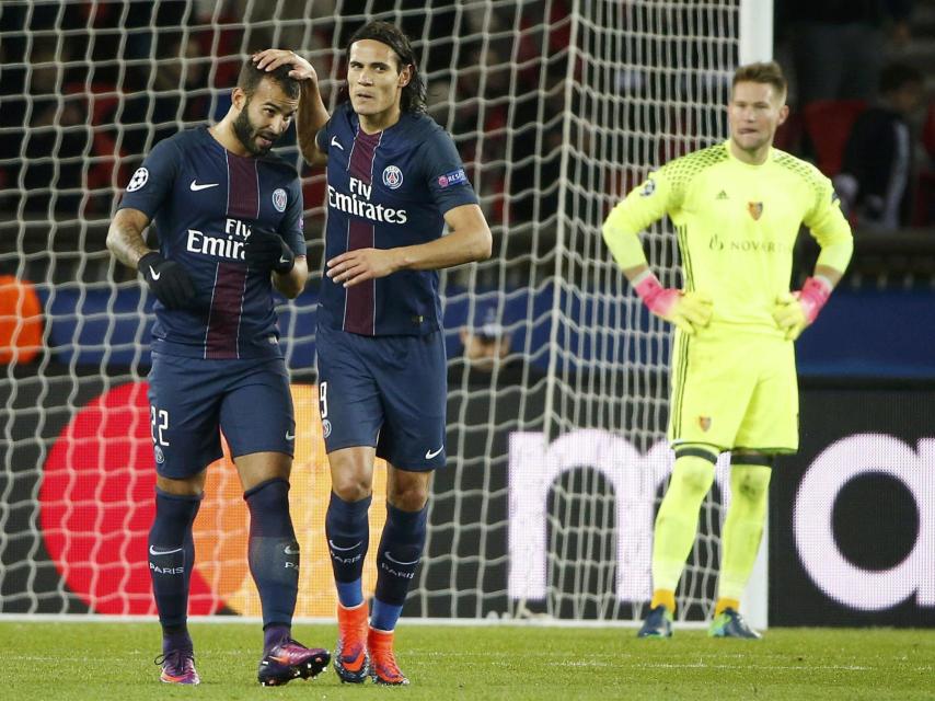 Cavani consuela a Jesé durante el PSG-Basilea.
