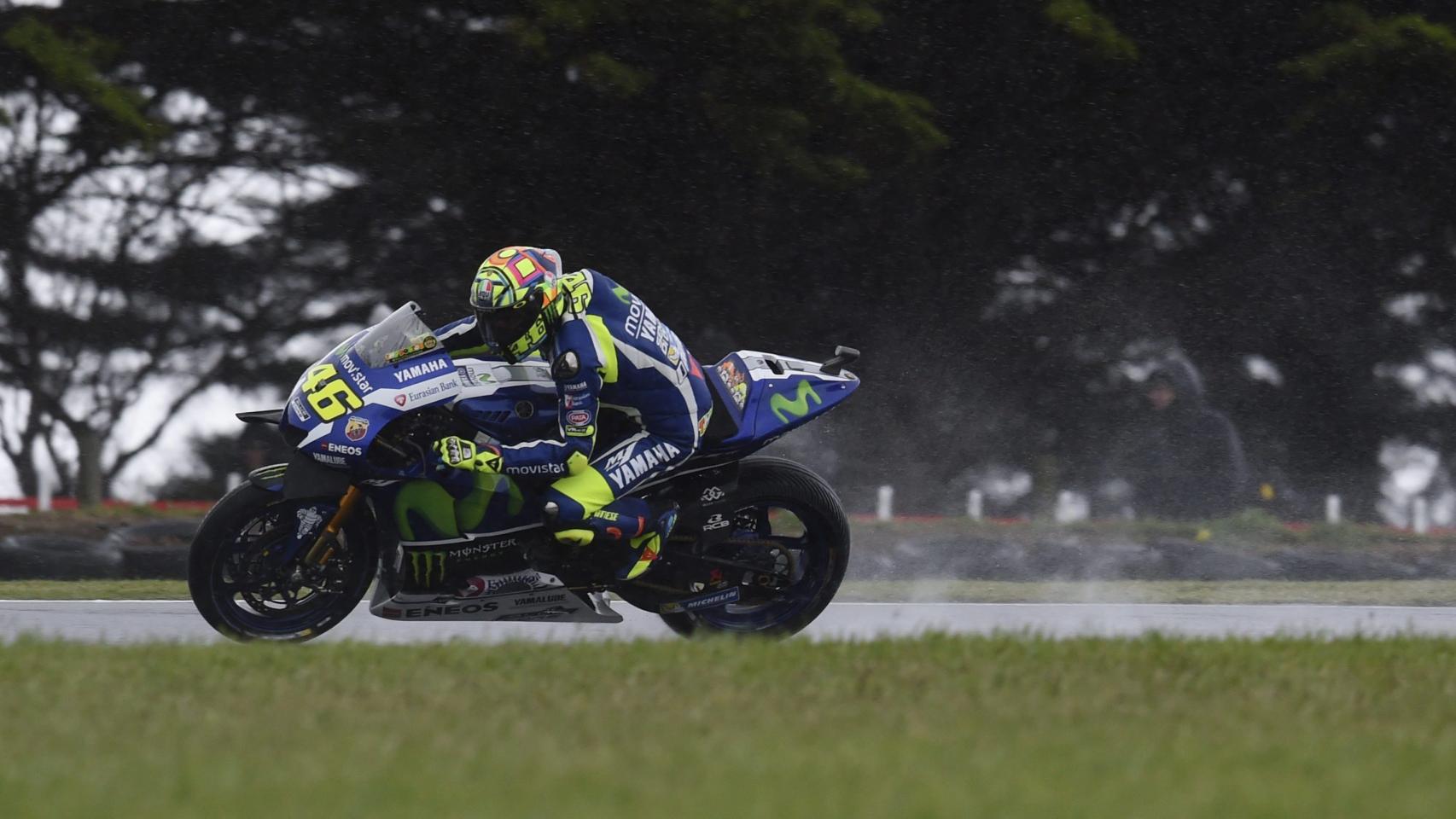 Valentino Rossi pilota su Yamaha bajo el diluvio australiano.