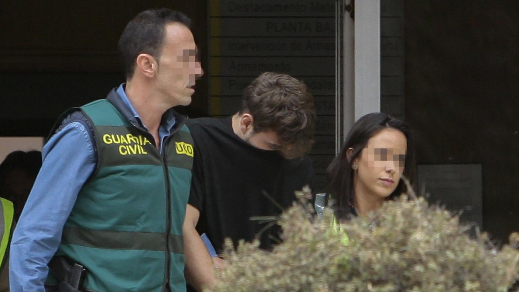 Patrick Nogueira, el asesino de Pioz, a su salida de la comandancia de la Guardia Civil de Barajas.