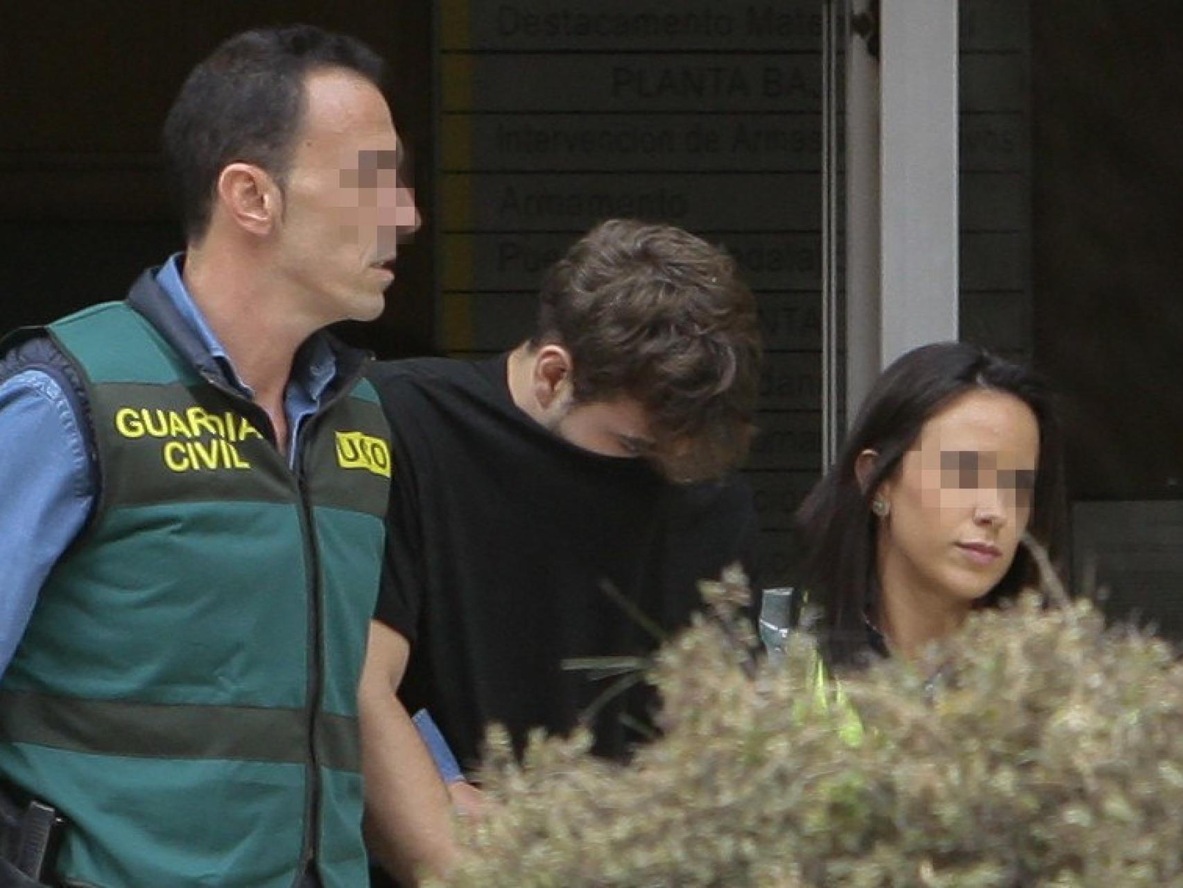 Patrick Nogueira, el asesino de Pioz, a su salida de la comandancia de la Guardia Civil de Barajas.