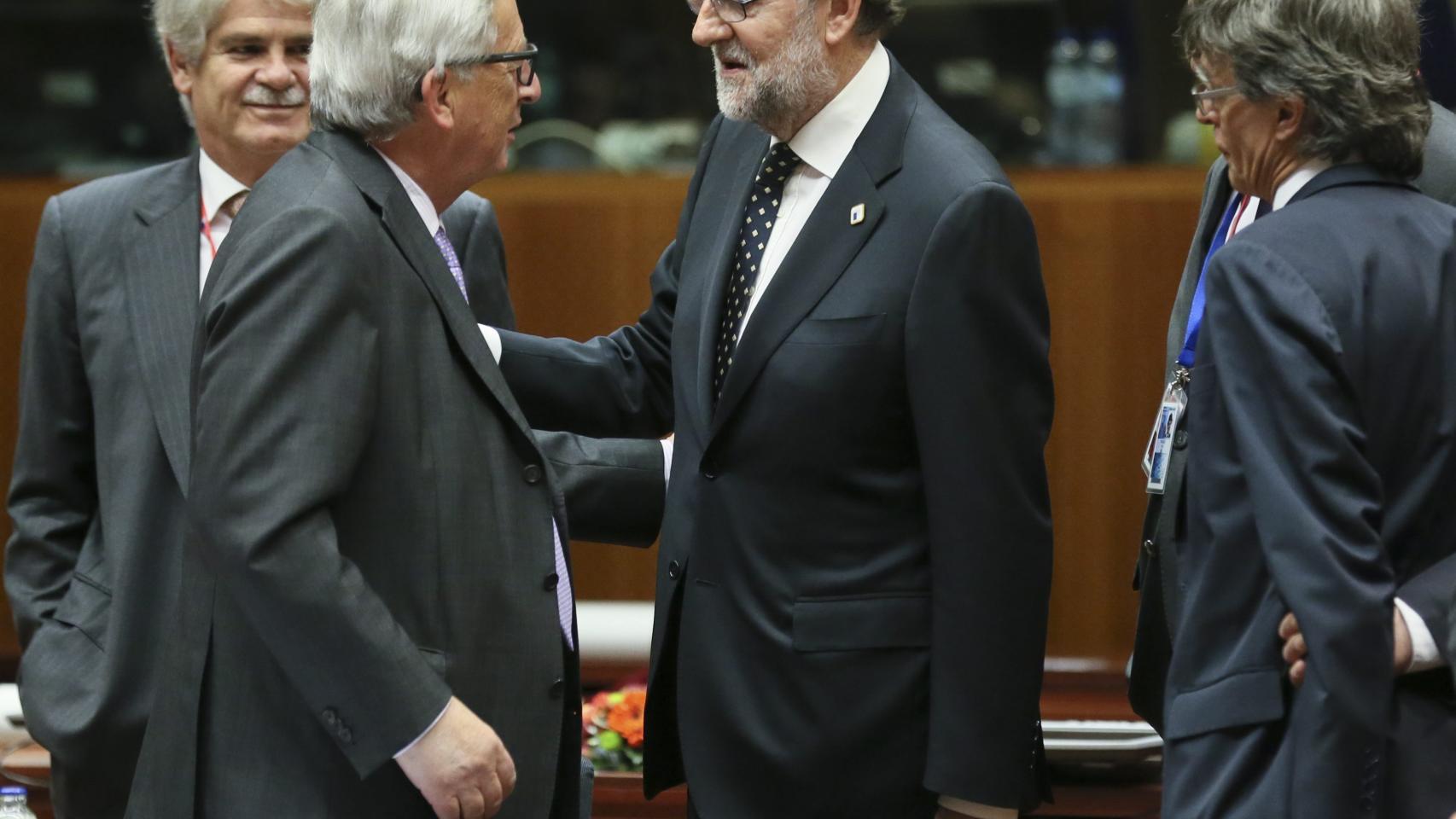 Rajoy saluda al presidente de la Comisión durante la cumbre de Bruselas