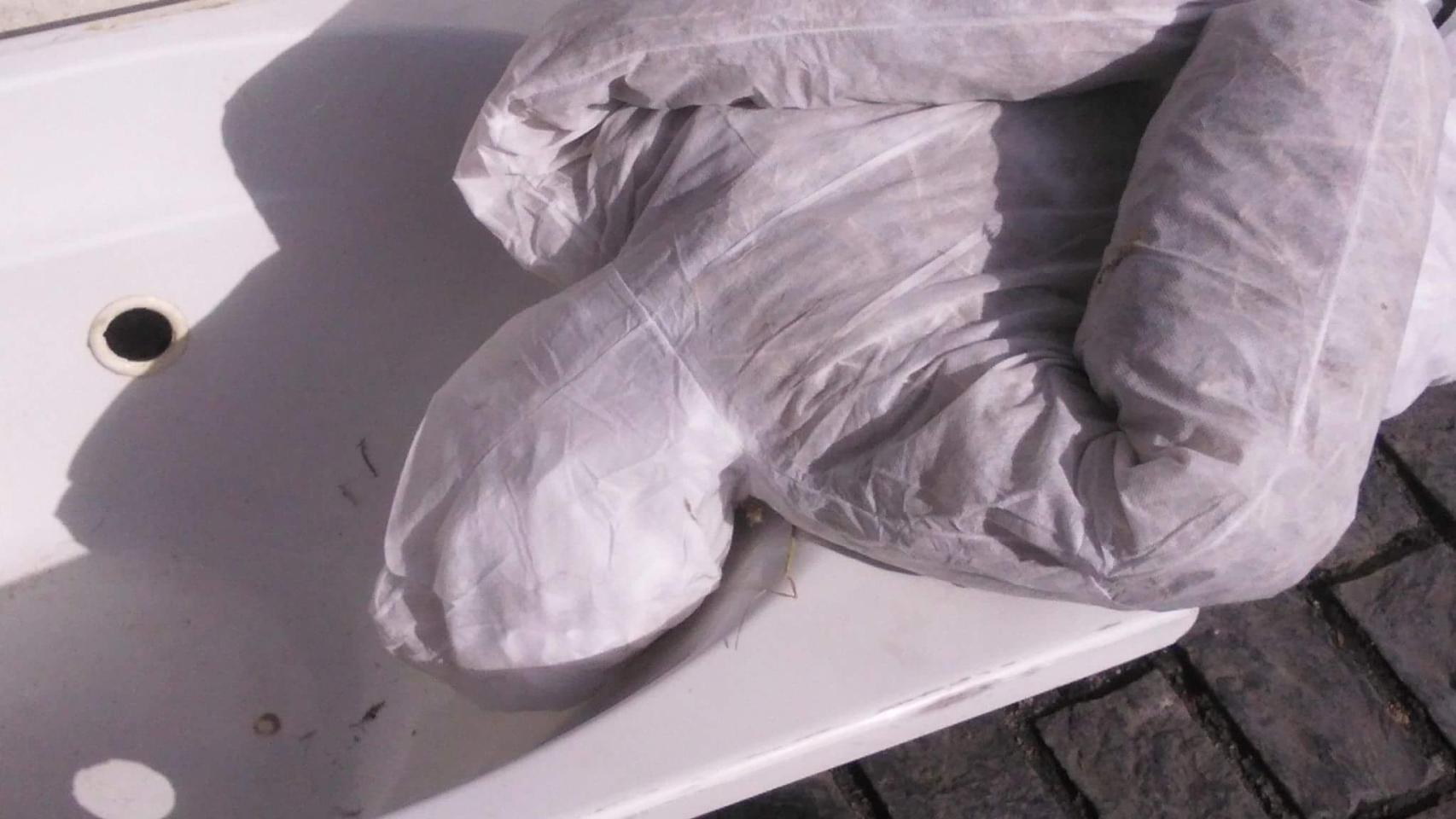 Durante el Día contra la Tortura en Leitza escenifican que unos guardias civiles ahogan a personas en bañeras con agua o pintadas de rojo como si se tratara de sangre.