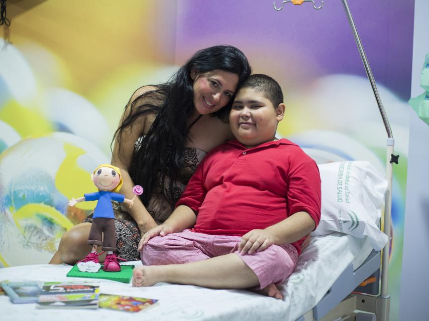 Rubén Darío Ávalos, de 11 años, junto a su madre Liliana Flores.
