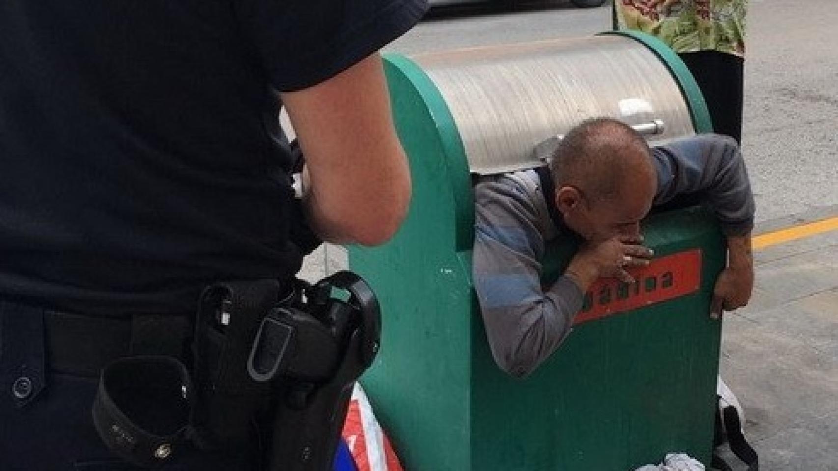 El hombre es incapaz de moverse tras quedar atrapado en el contenedor.