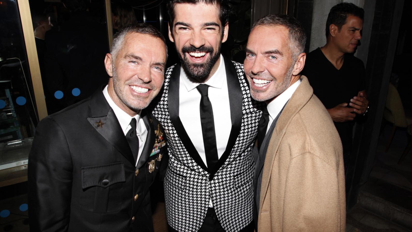 Miguel Ángel Muñoz (centro) con los hermanos Caten