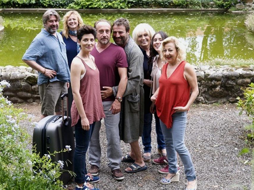 Todo el reparto de Las furias en un momento de la película.