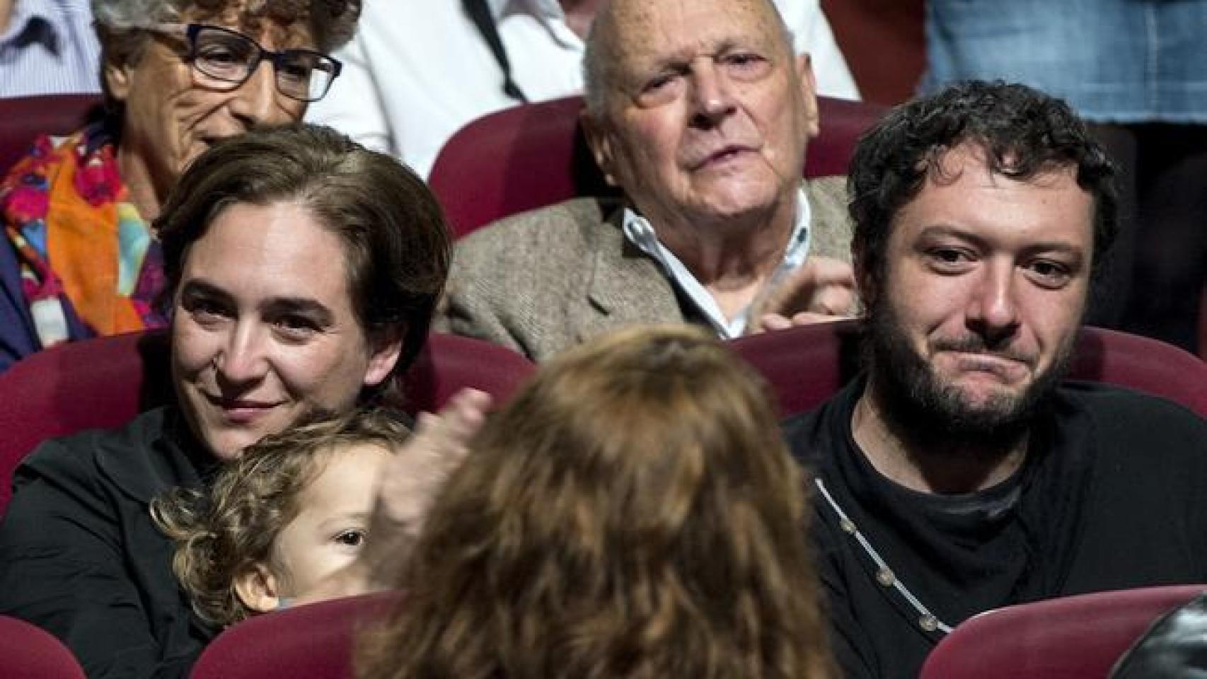 Colau y su pareja con su hijo en un acto público