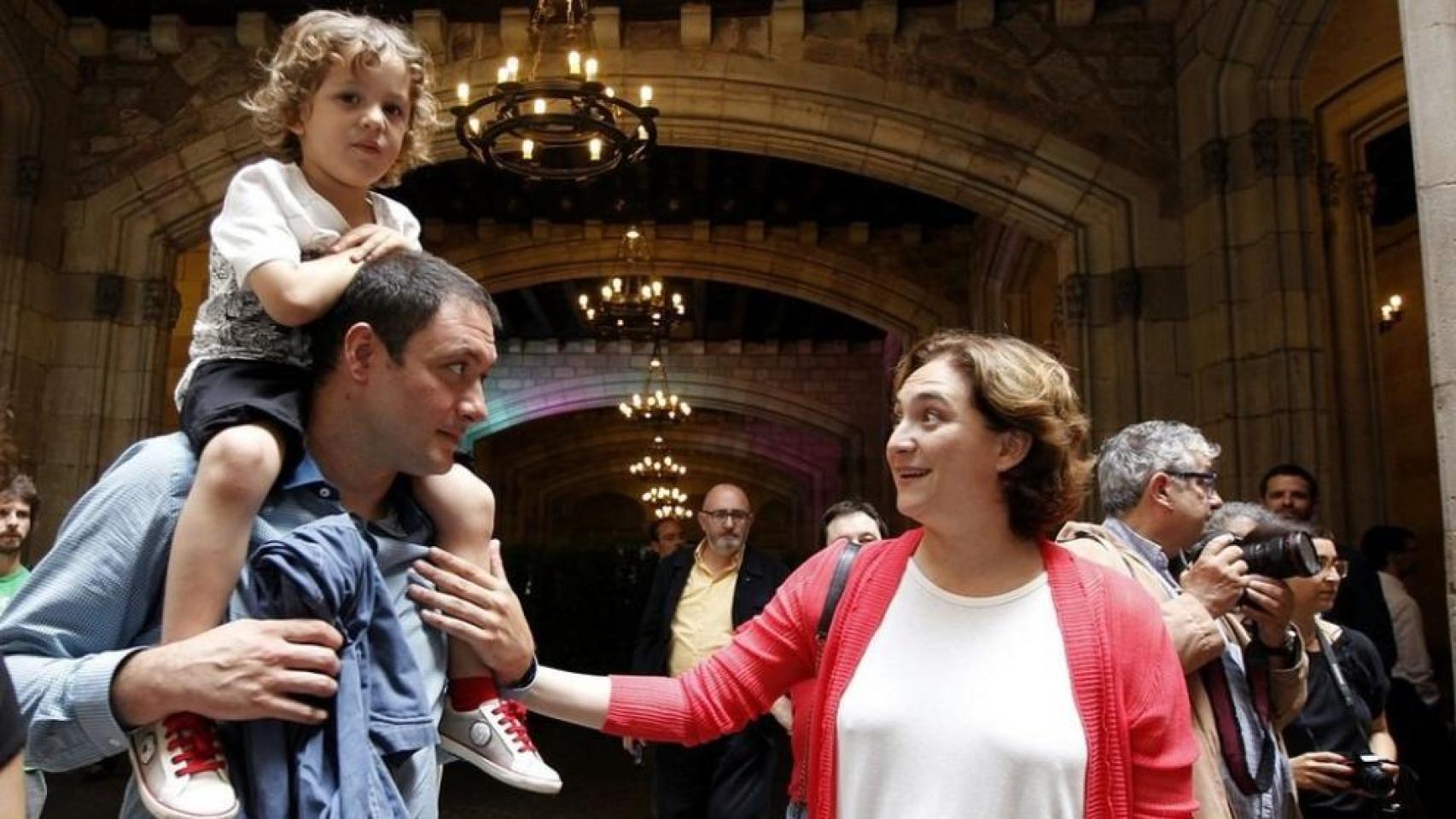 Adrià, pareja de Colau con Luca en hombres y la alcaldesa