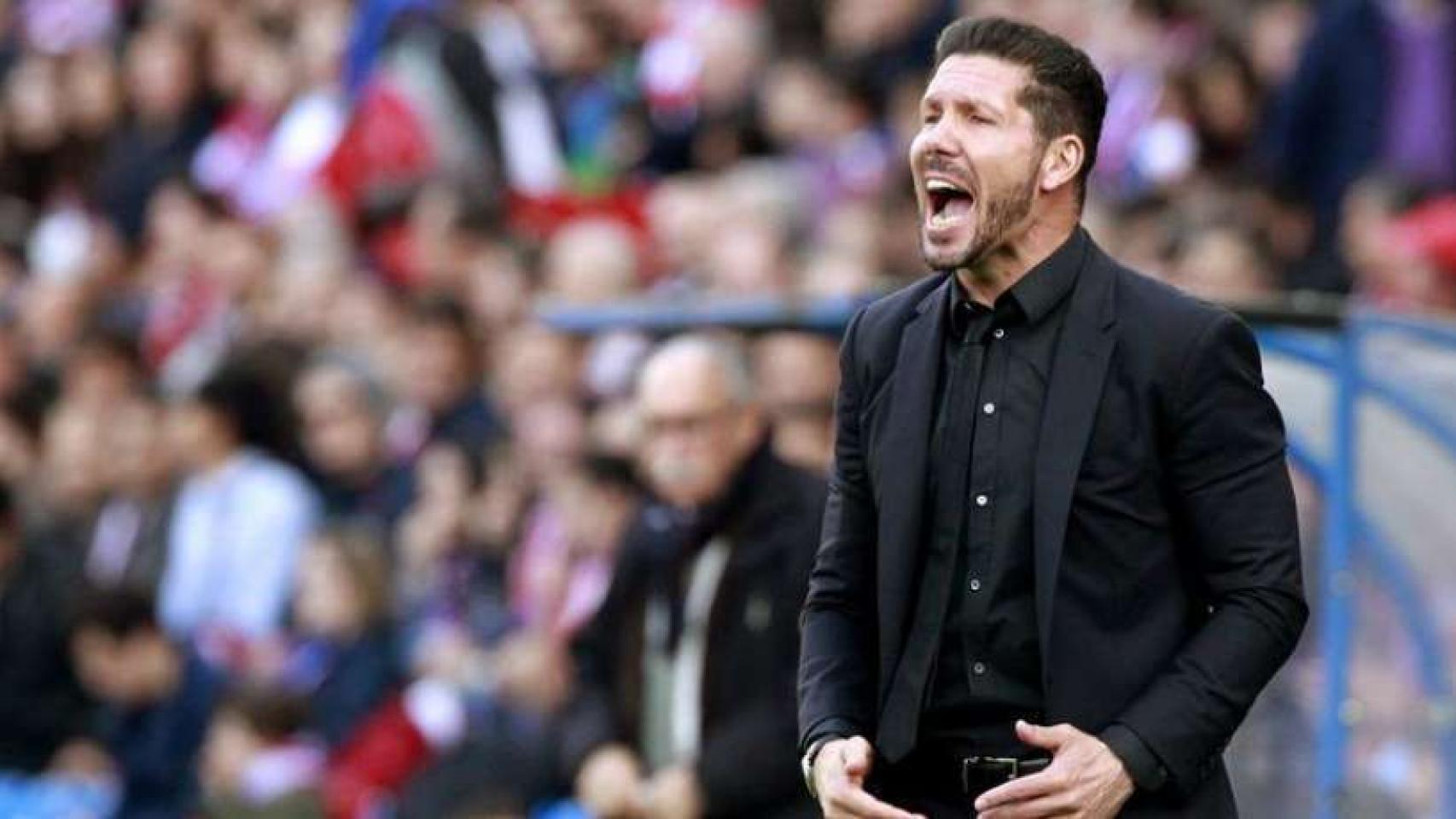 Simeone da instrucciones desde la banda.