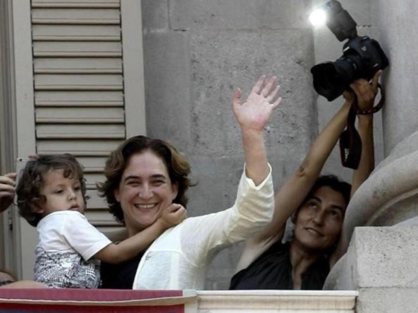 Ada Colau saludando desde el balcón del Ayuntamiento con su hijo Luca en brazos