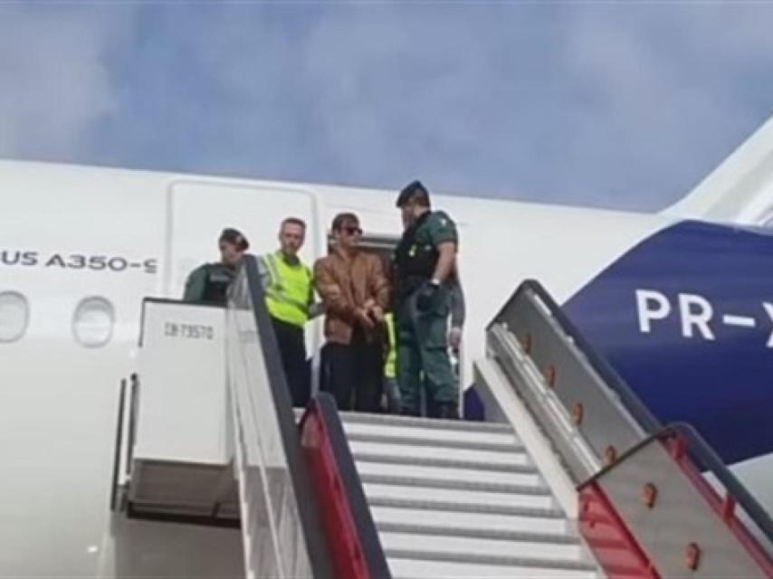 Patrick Nogueira Gouveia entregándose a la Guardia Civil en Barajas.