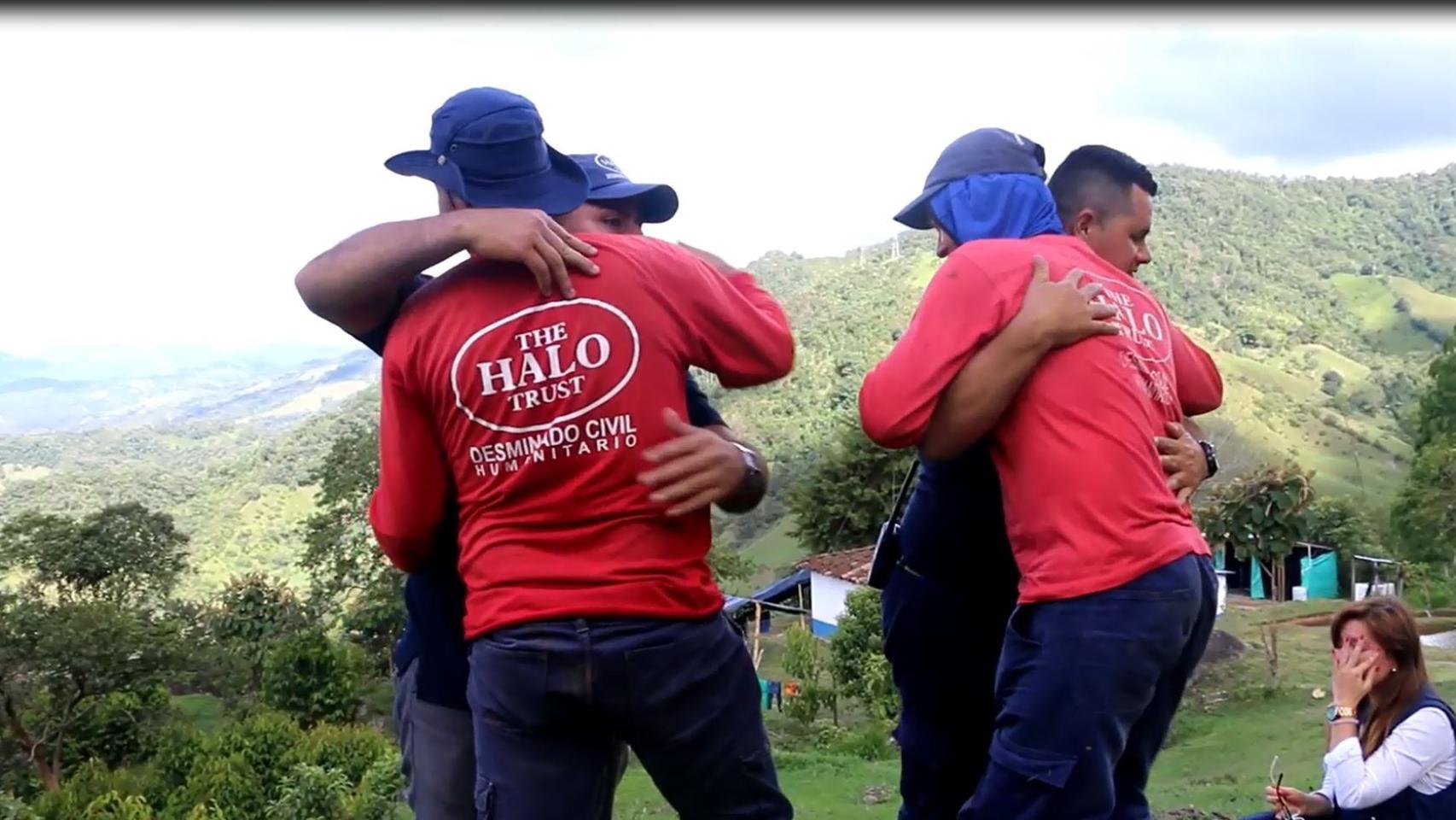 Momento en el que los exguerrilleros y víctimas se abrazan.