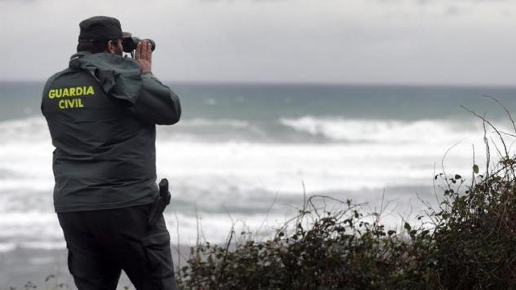 Un guardia civil, vigilando.