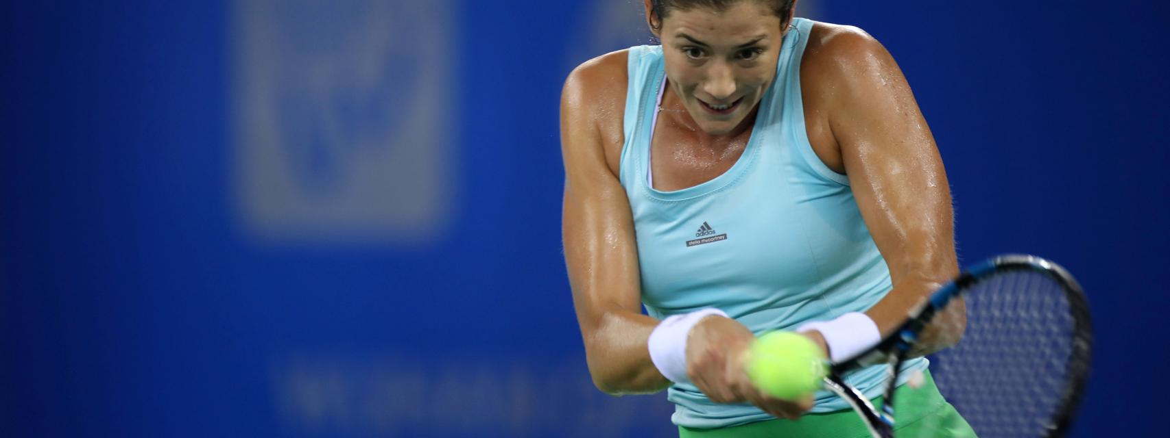 Garbiñe Muguruza golpea la pelota.
