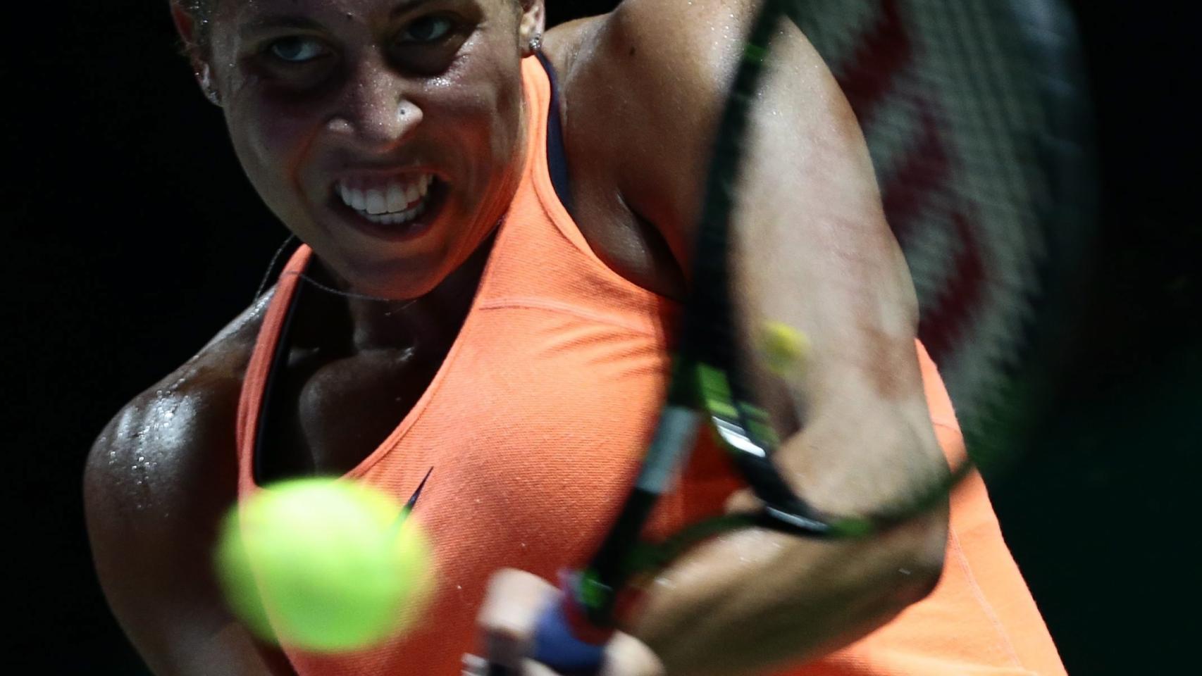 Madison Keys golpea la pelota.
