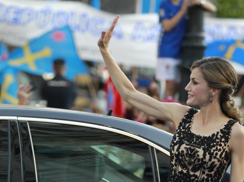 La reina Letizia a su llegada al teatro Campoamor para la entrega de los Princesa de Asturias.