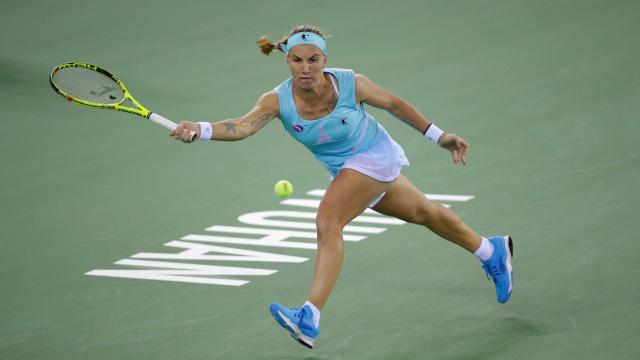 Svetlana Kuznetsova golpea la pelota.