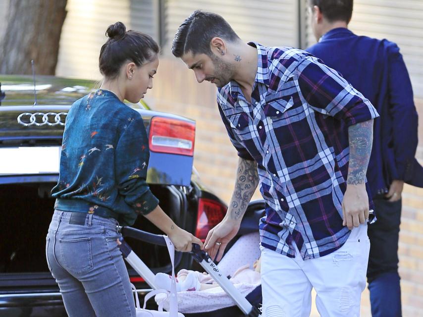 Melendi con su novia Julia y su hija Lola