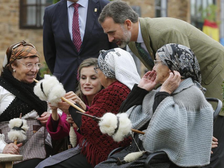 Los reyes, durante su visita al pueblo ejemplar.