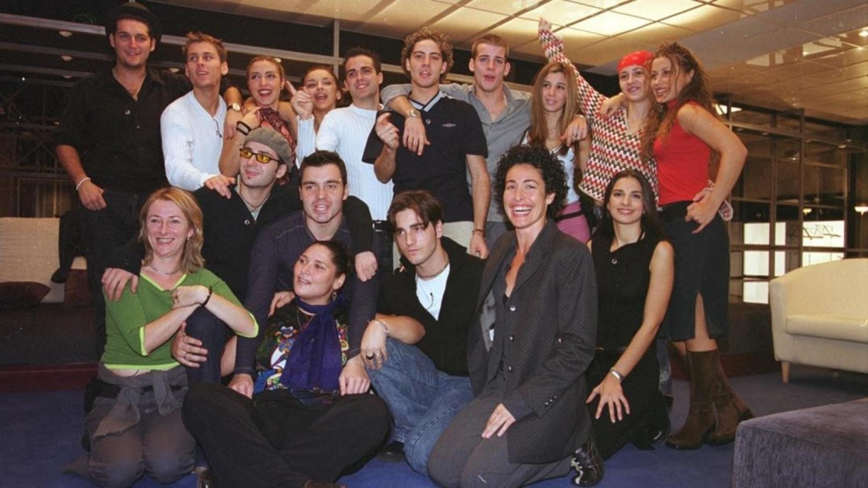 Los concursantes recién entrados en la academia y en el salón donde hacían sus sesiones con la psicóloga.