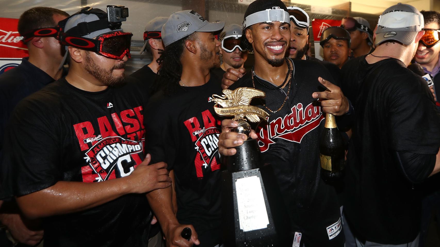Francisco Lindor, de los Cleveland Indians, celebra con sus compañeros el premio William Harridge tras clasificarse a la final el pasado 19 de octubre.