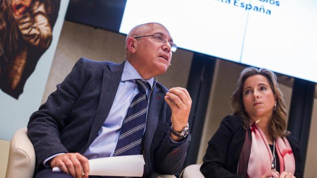 Juan Juliá, vicepresidente de CRUE, junto a Nieves Segovia, presidenta de SEK