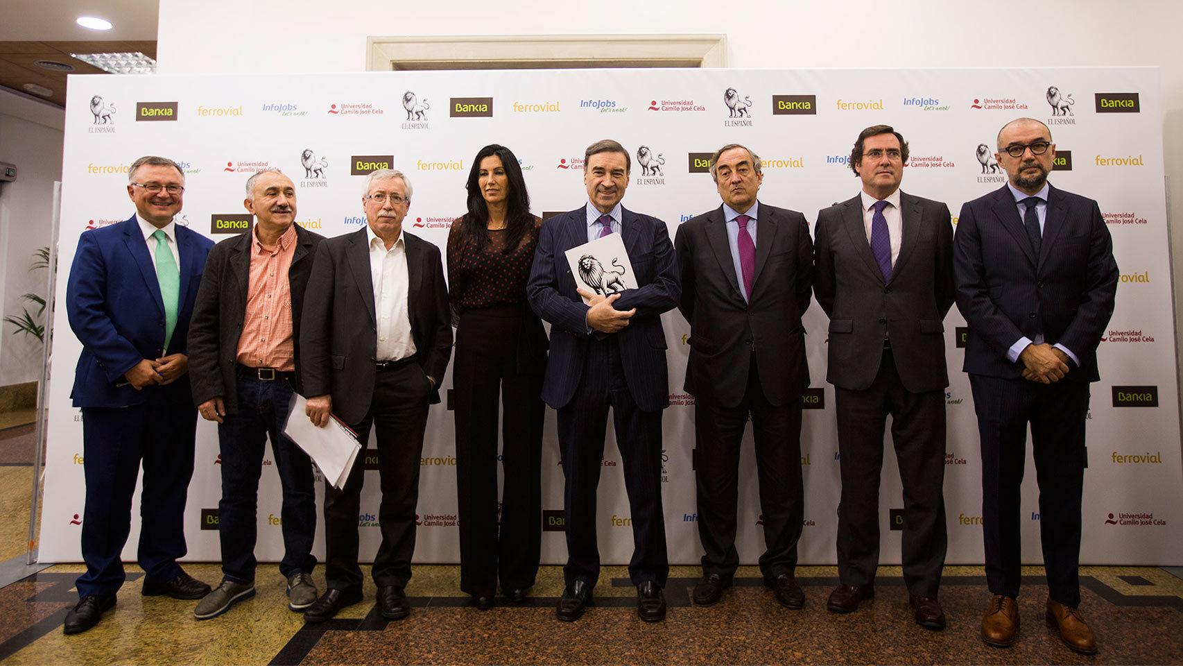 De izquierda a derecha: John Müller, Pepe Álvarez, Ignacio Fernández Toxo, Eva Fernández, Pedro J Ramírez, Juan Rosell, Antonio Garamendi y Andrés Rodríguez