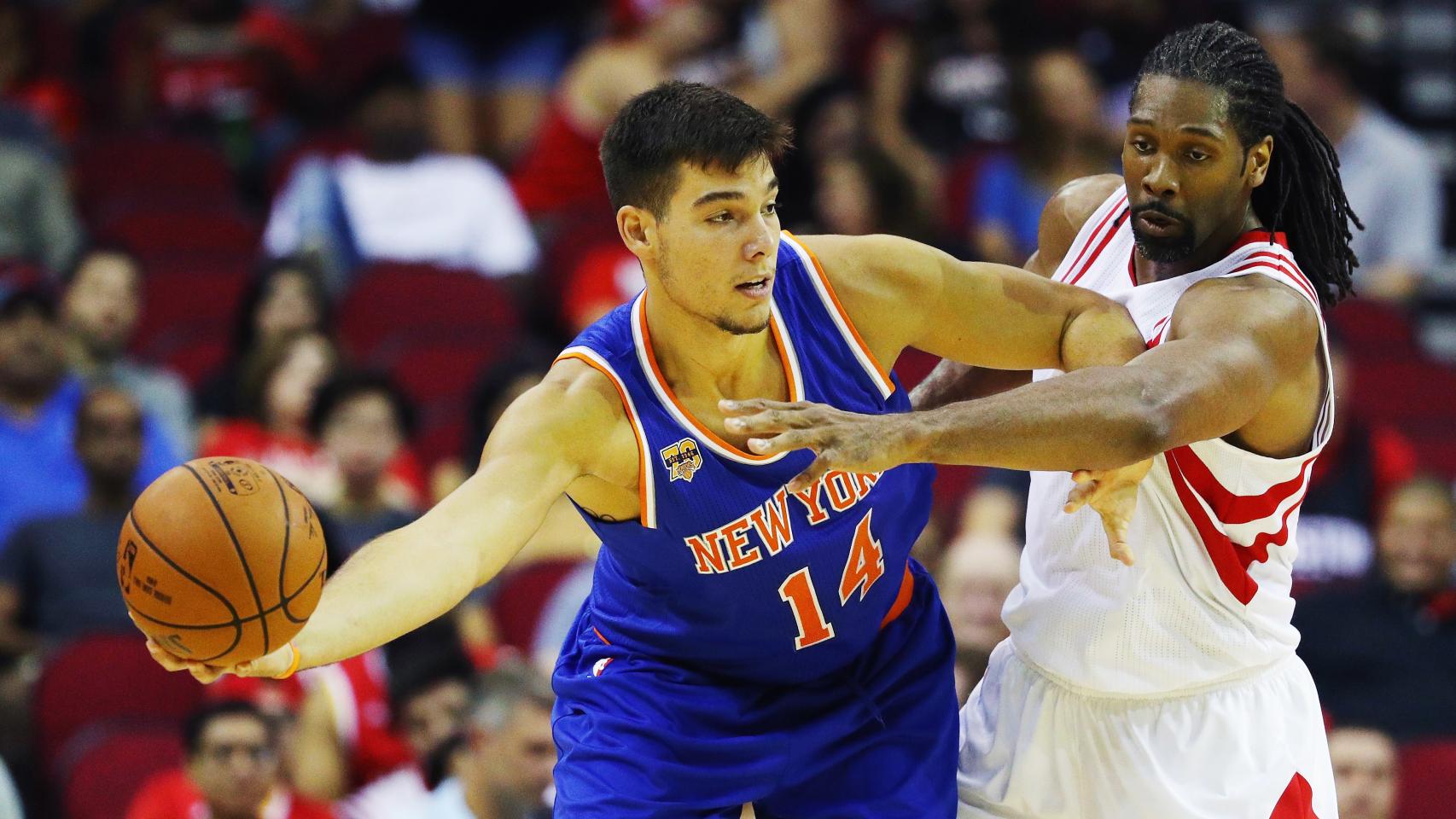Willy intenta pasar el balón contra los Houston Rockets.