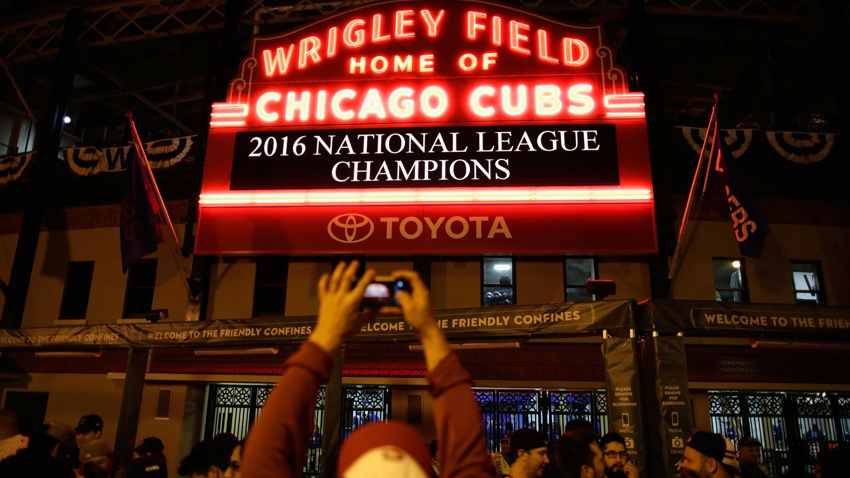 Aficionados de Cubs celebran la victoria contra los Dodgers.