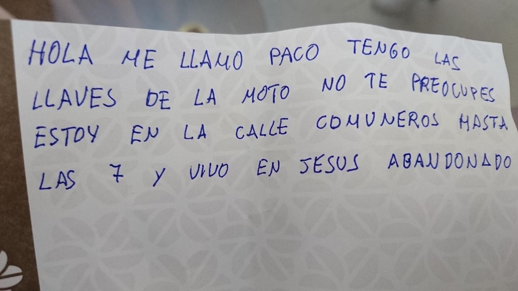 La nota que el indigente dejó sobre la motocicleta.
