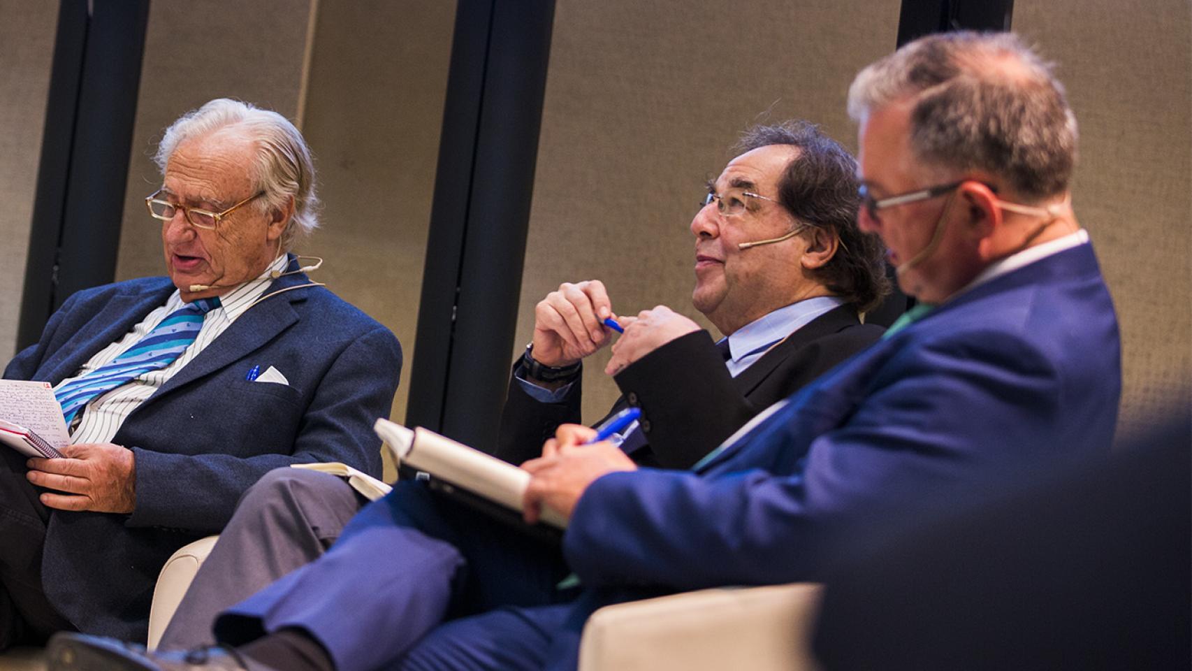 Jorge de Esteban, junto a Francesc de Carrera y John Müller.