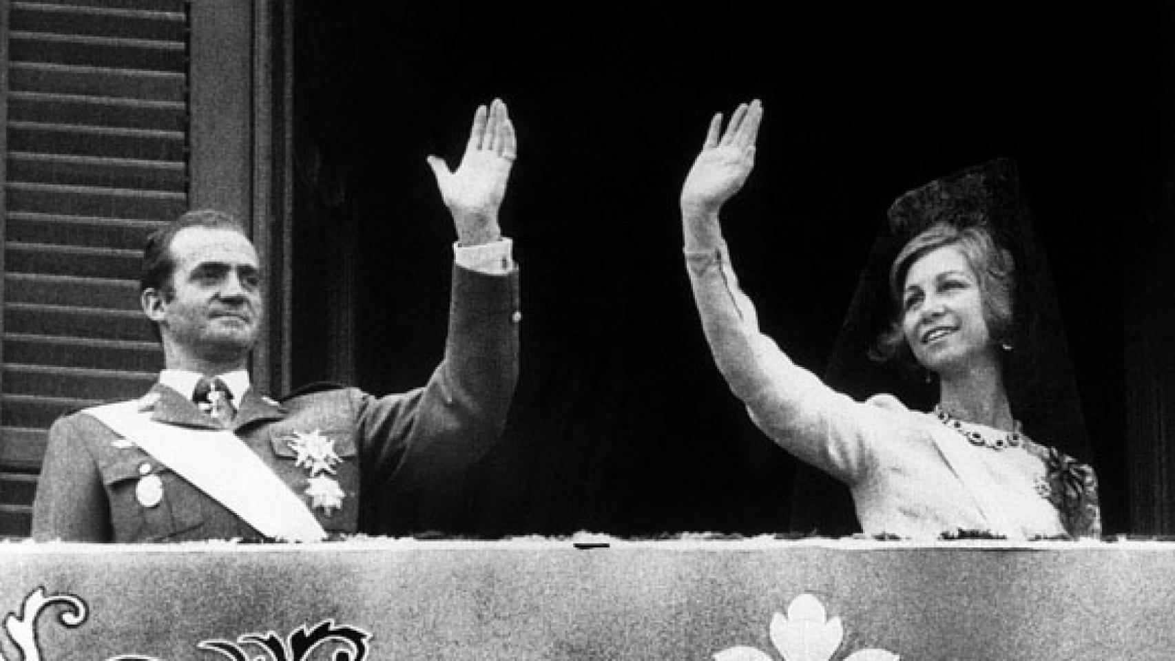 Juan Carlos y Sofía saludando en el balcón el primer día de su reinado en 1975.