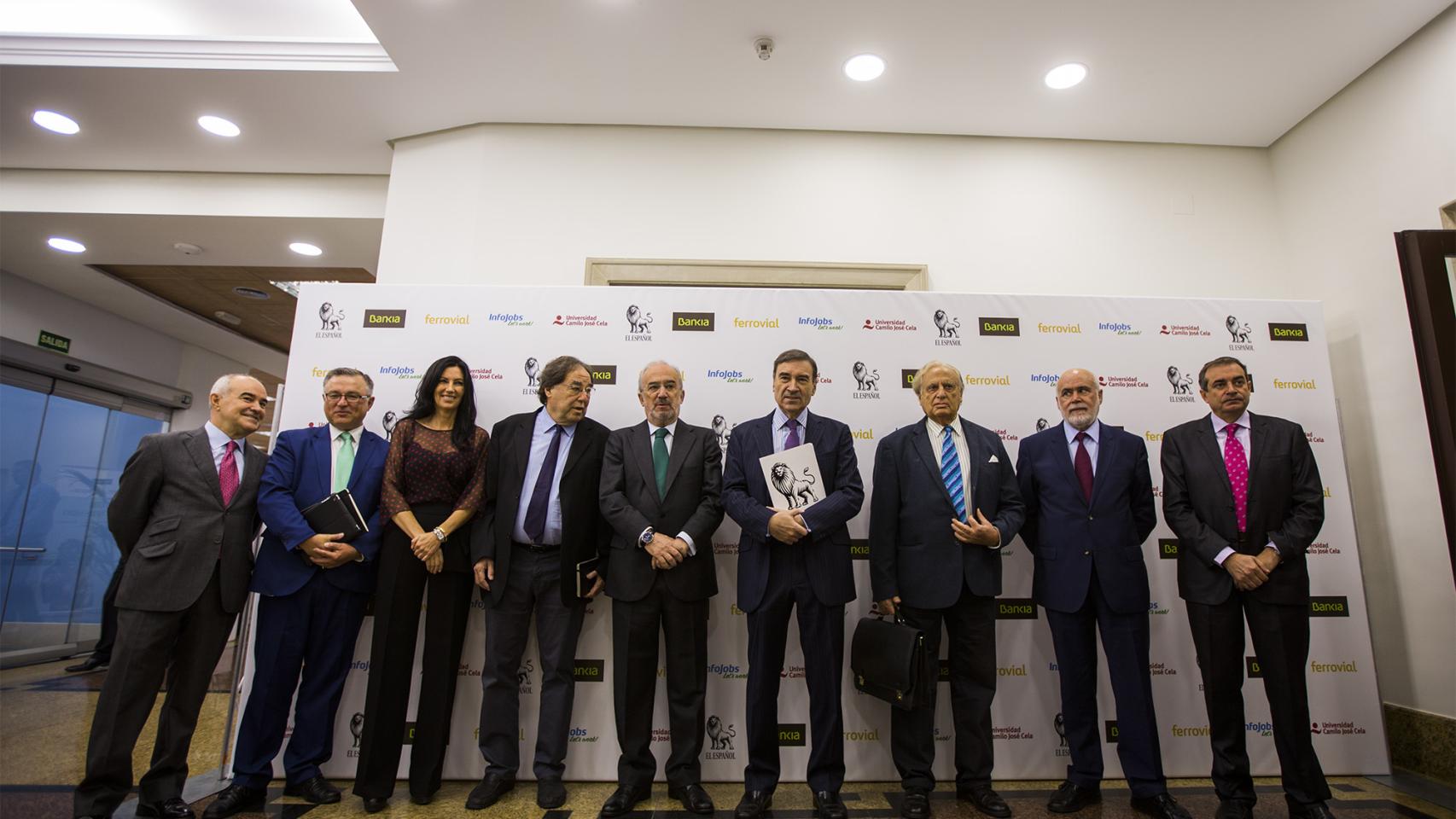 De izda a dcha: Alejandro de Vicente, John Müller, Eva Fernández, Francesc de Carrera, Santiago Muñoz Machado, Pedro J. Ramírez, Jorge de Esteban, Gregorio Cámara y Francisco Moreno.