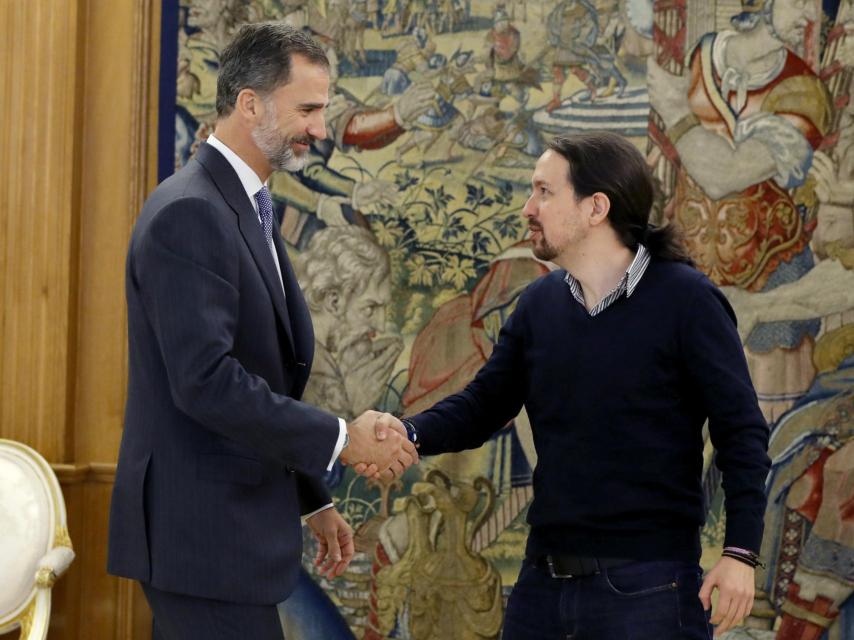 El rey Felipe en su encuentro con Pablo Iglesias este martes.