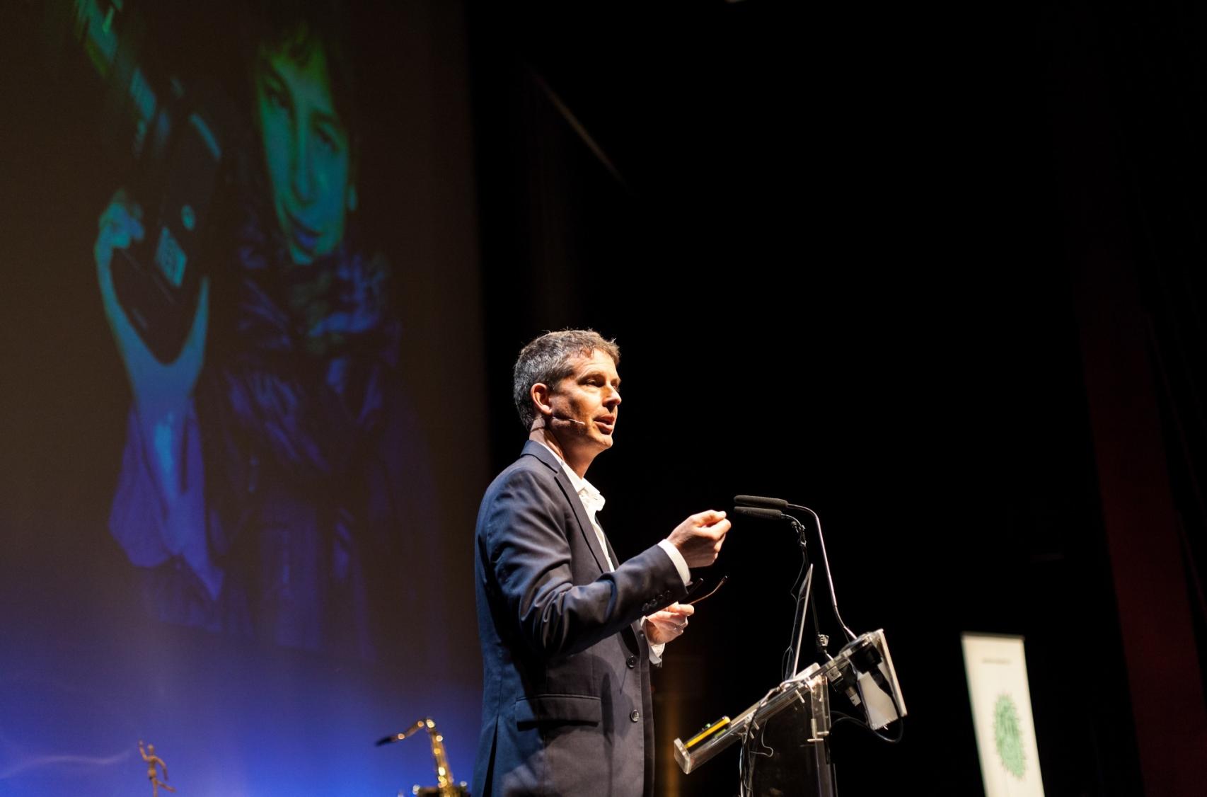 El Director Adjunto en la conferencia en los Teatros del Canal.