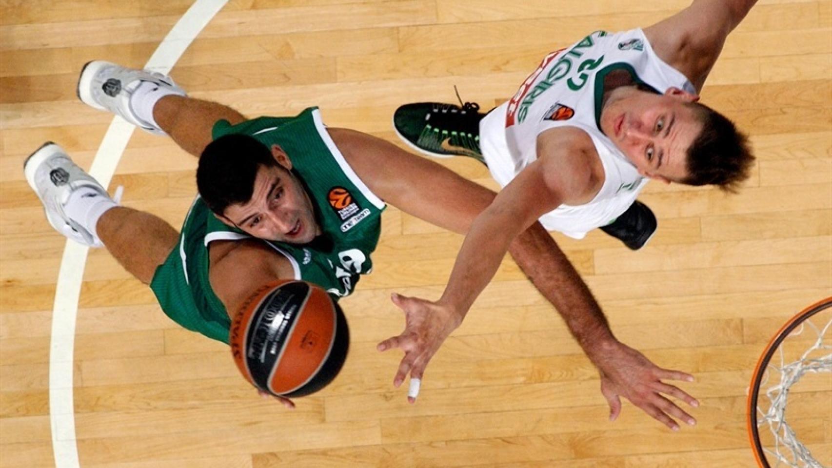 Ioannis Bourousis intenta coger el balón ante el Zalgiris.