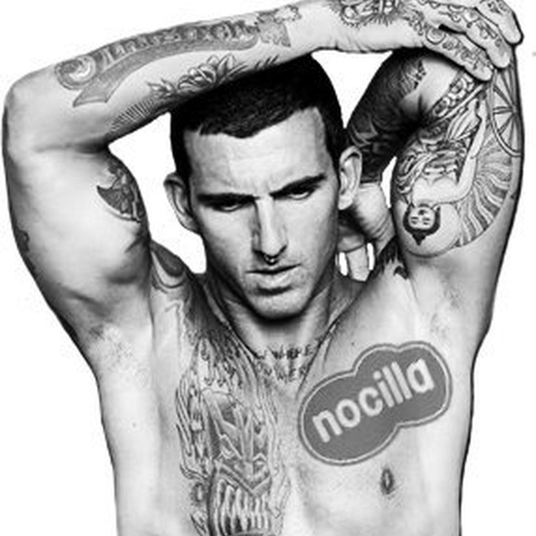 Montaje en el que Josef Ajram aparece con la imagen de Nocilla en el pecho.