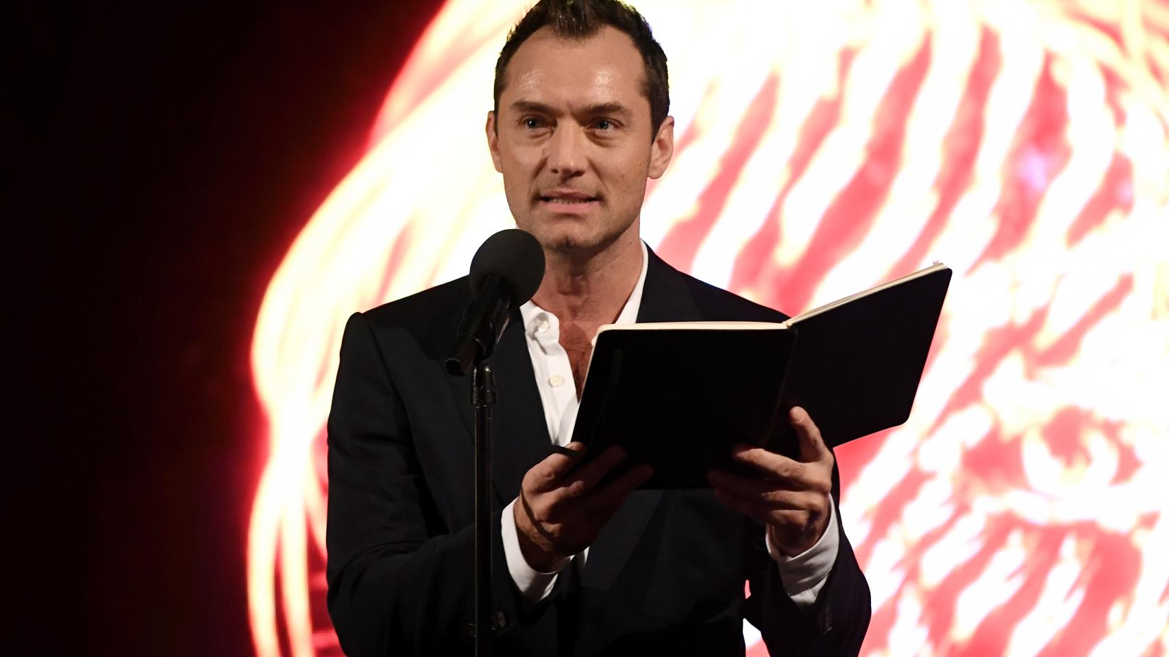 Jude Law durante el espectáculo ofrecido este lunes en Londres