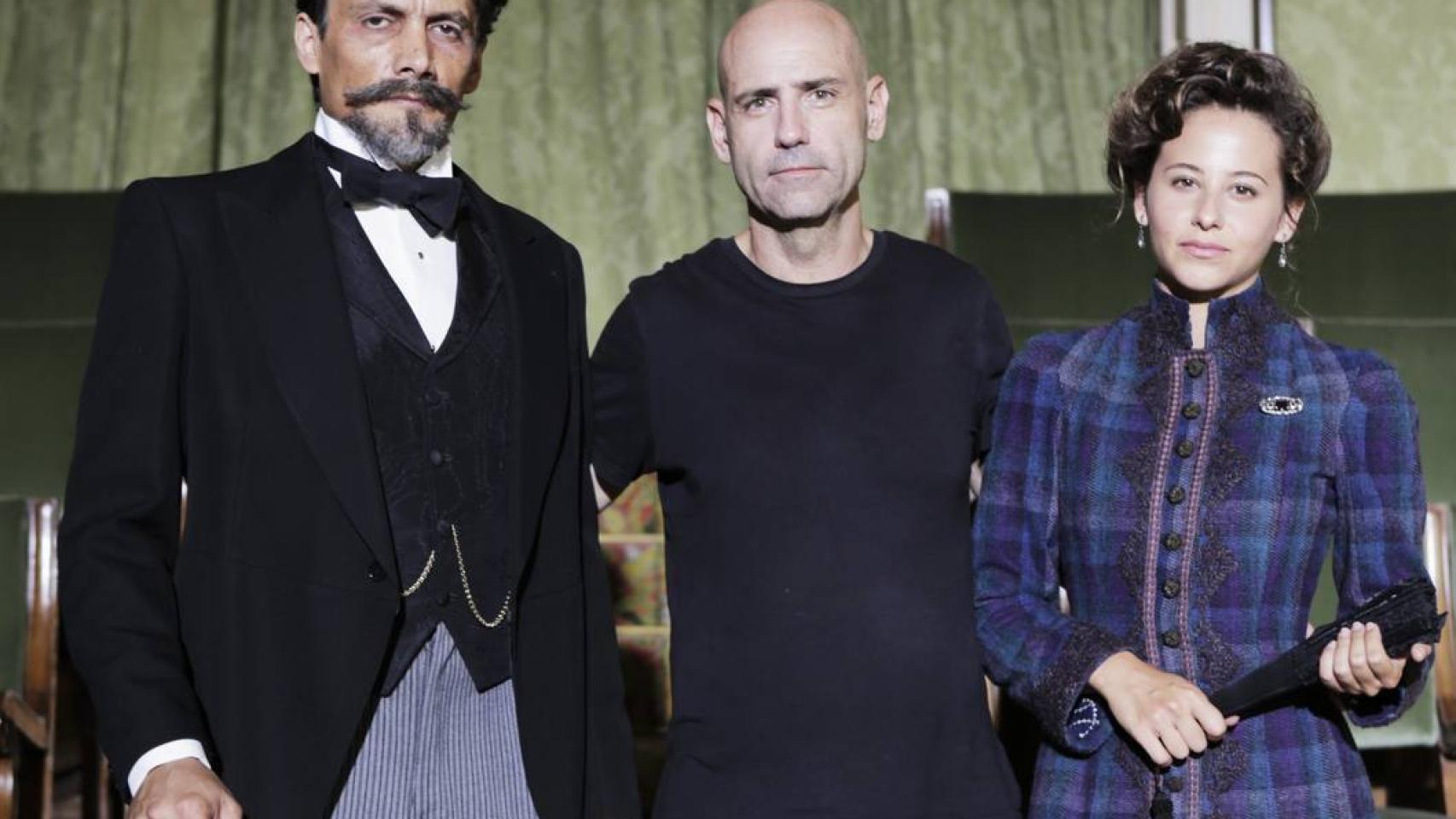 Los protagonistas de la tvmovie, Daniel Holguín (izqda) e Irene Escolar (dcha) junto al director Joaquín Llamas