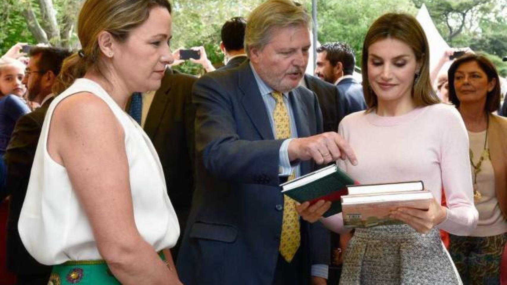 El ministro de Cultura le recomendó varios libros a la Reina en la pasada Feria del Libro