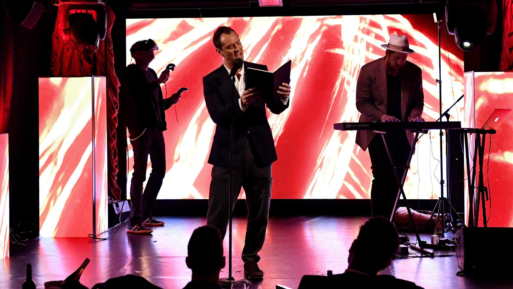 Law poniendo en escena su historia promocional