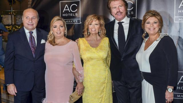 María Teresa Campos  con sus hijas Terelu y  Carmen y el humorista Edmundo Arrocet durante el 50 aniversario del AC HotelPalacio de Málaga