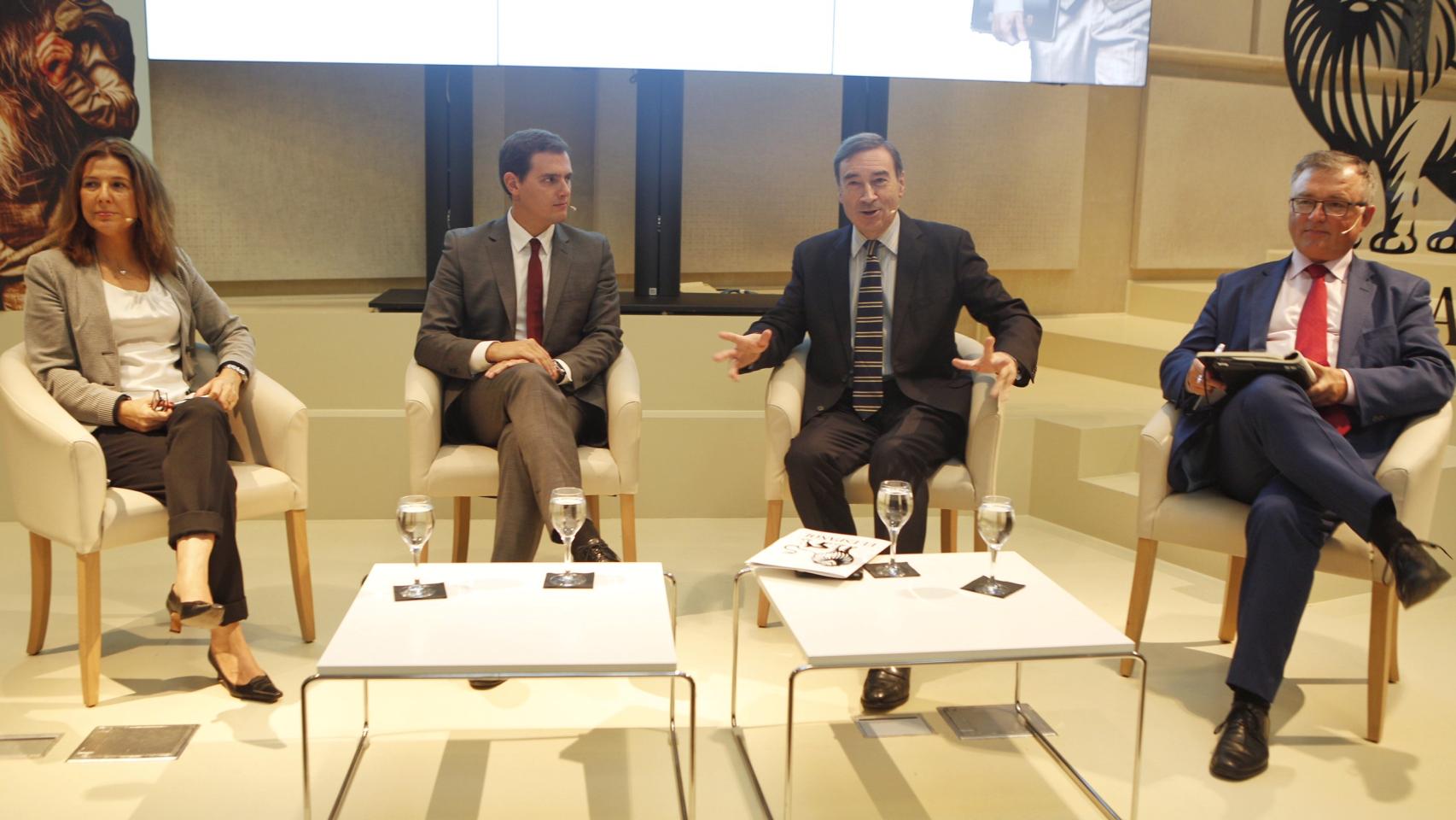 Ana Romero, Albert Rivera, Pedro J. Ramírez y John Müller durante la jornada.