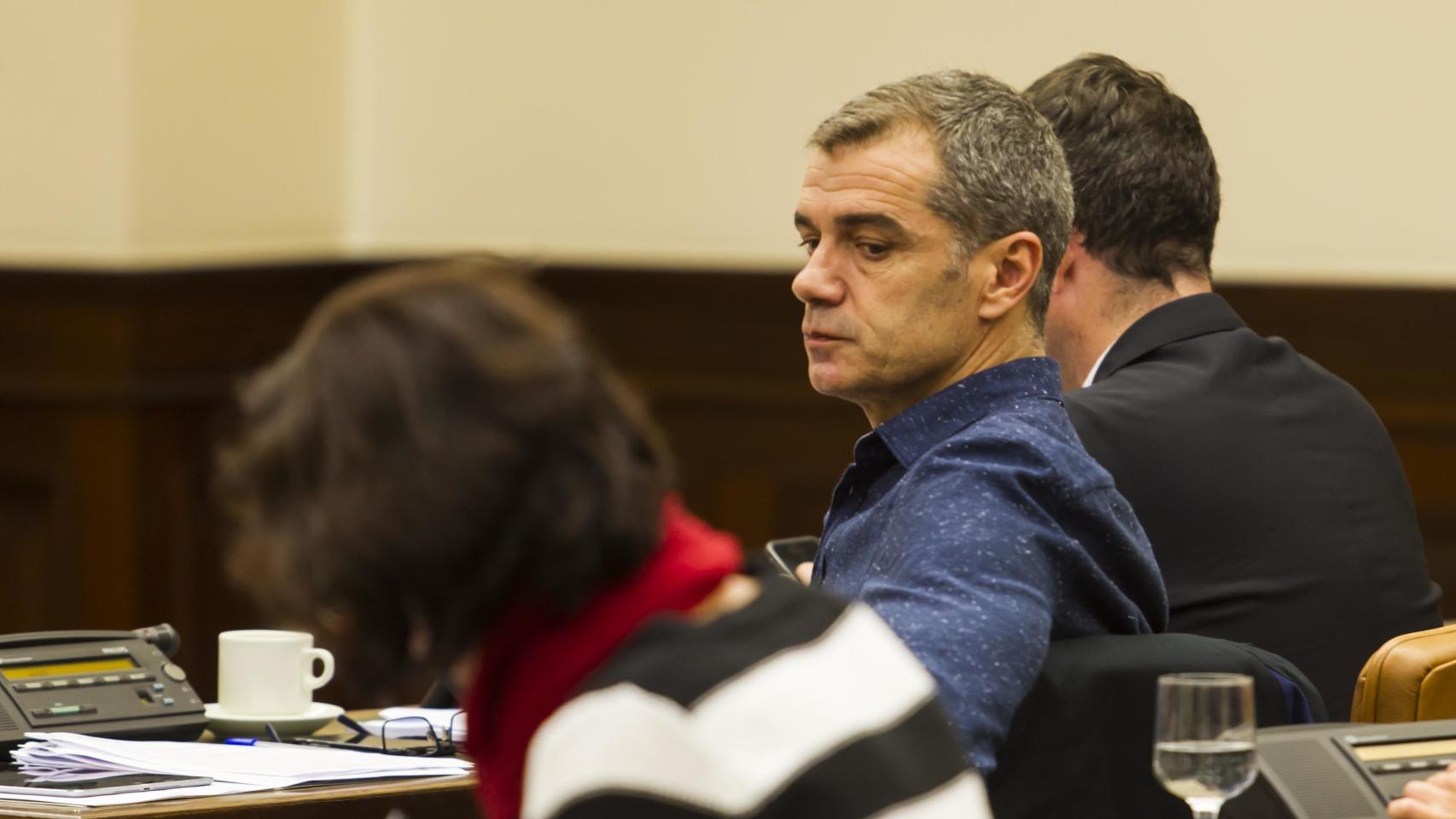 Una de las más alabadas camisas de Toni Cantó, azul jaspeada en blanco