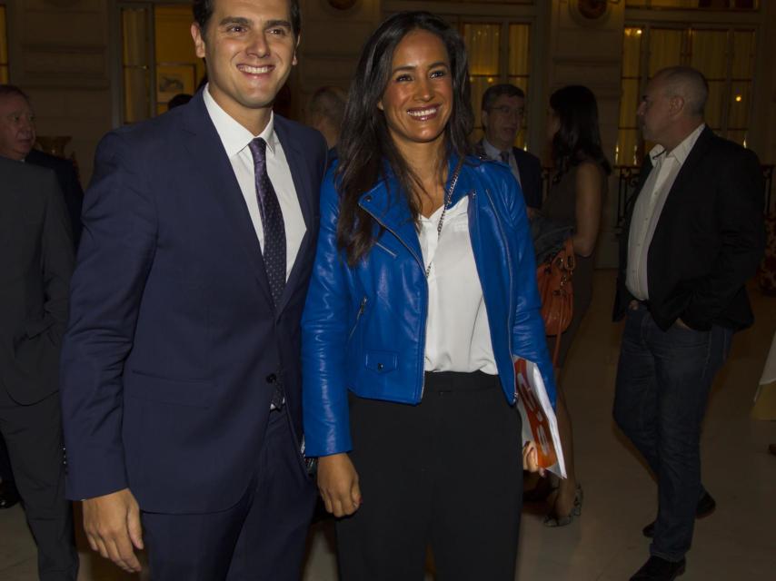 Begoña Villacís, con chaqueta azul eléctrico, junto a Albert Rivera