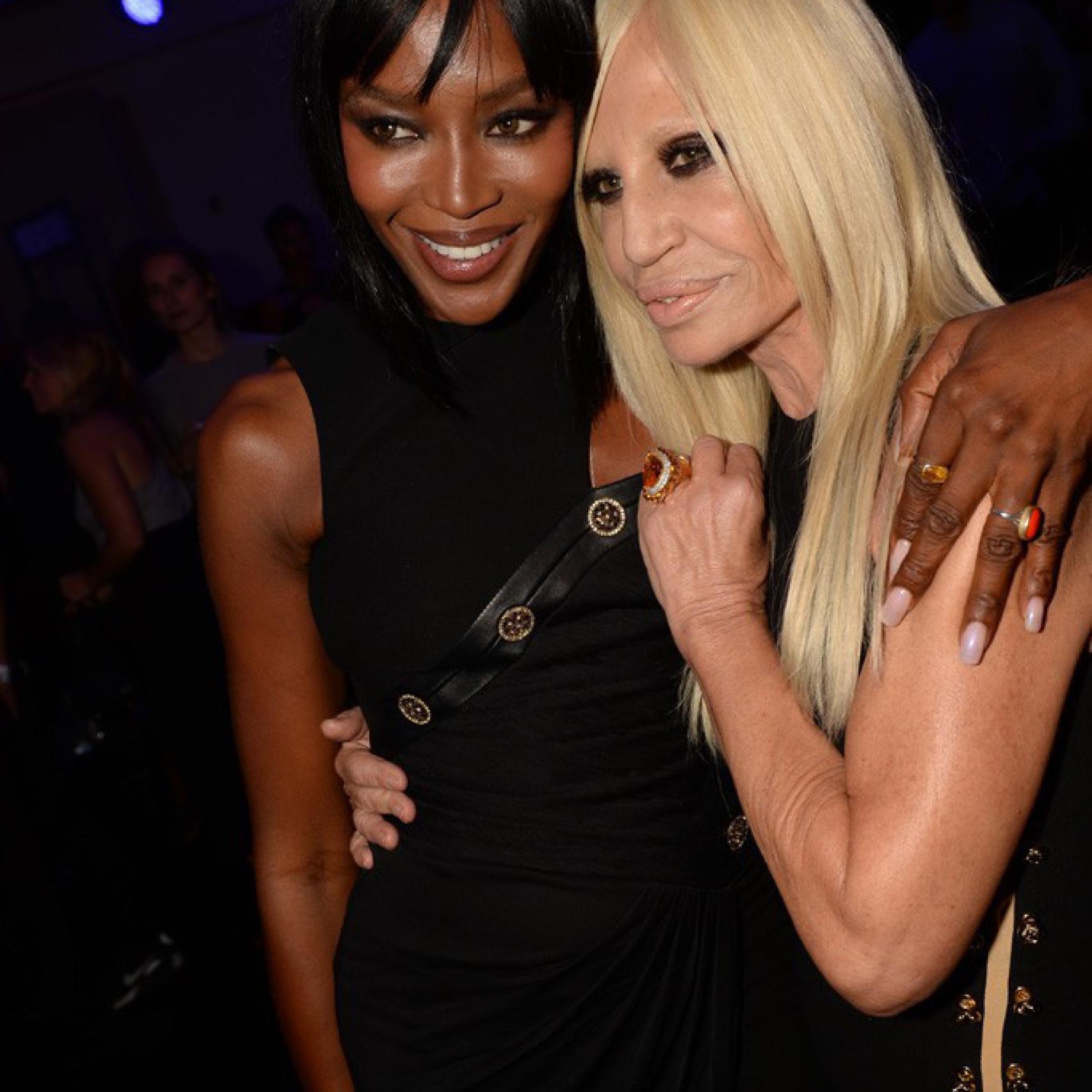 A Naomi Campbell y Donatella les une una gran amistad consolidada por los años que han trabajando juntas.