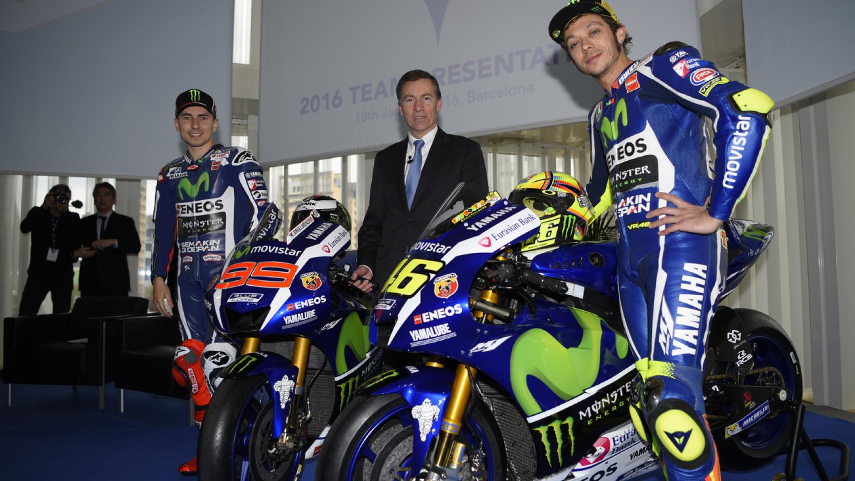 Lin Jarvis, entre Rossi y Lorenzo.