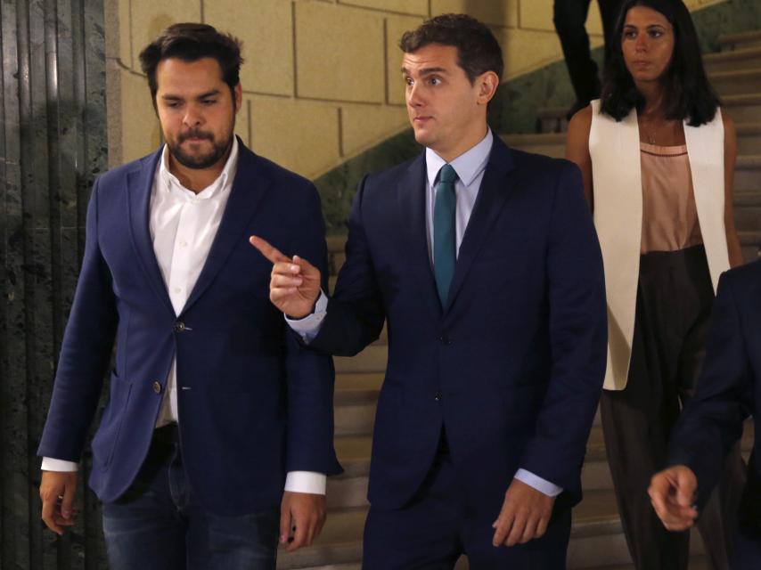 Fernando del Páramo y Albert Rivera coinciden en el color de la chaqueta