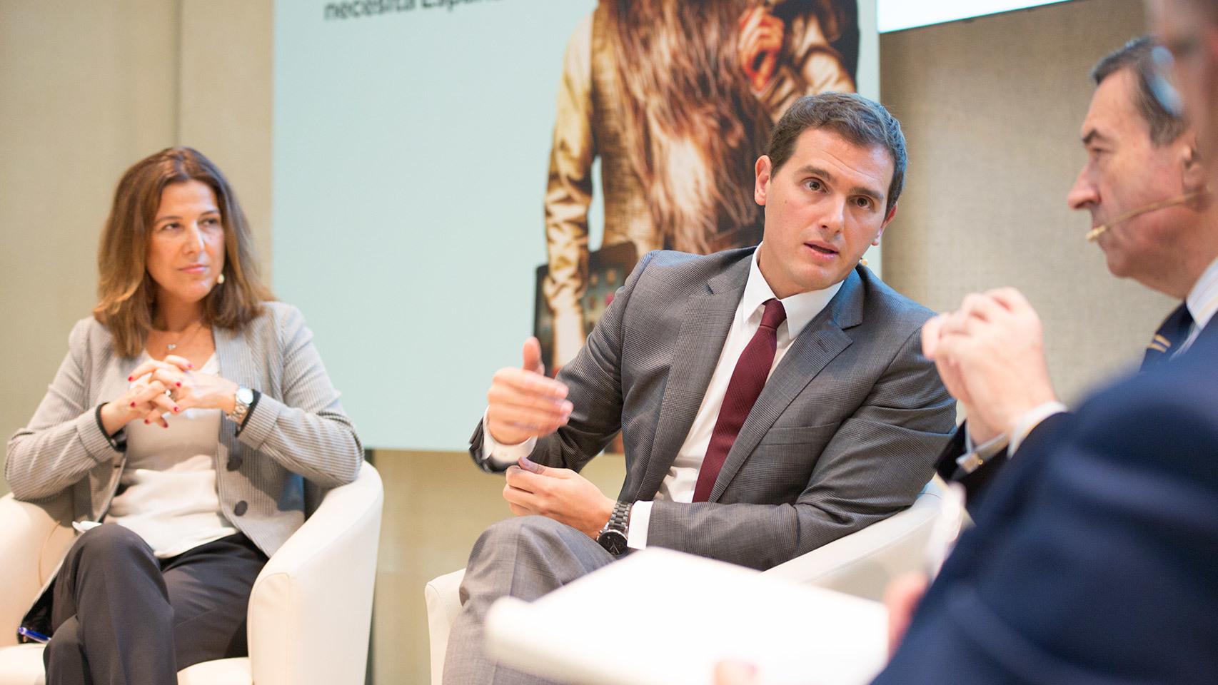 Ana Romero, Rivera y Pedro J. Ramírez, en otro momento de la entrevista.
